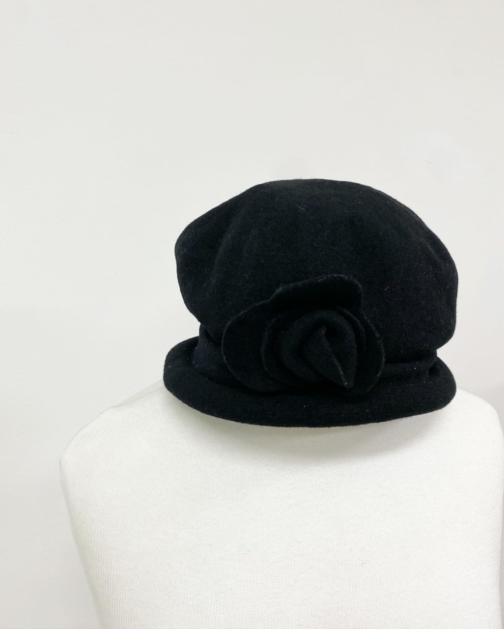 Black flower wool hat(made in canada)